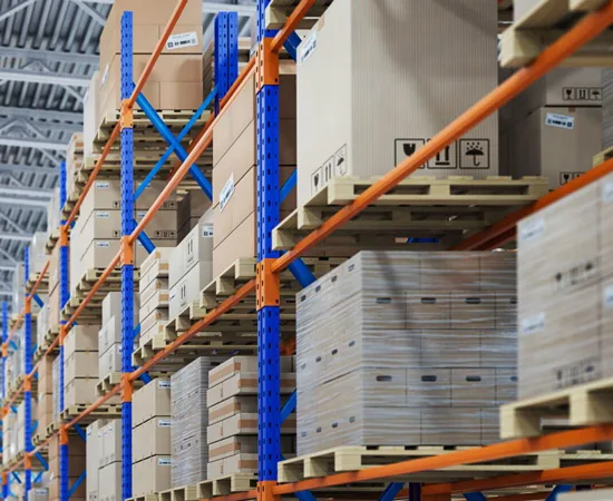 Armazém de logística com pallets e caixas organizadas para armazenagem de cargas