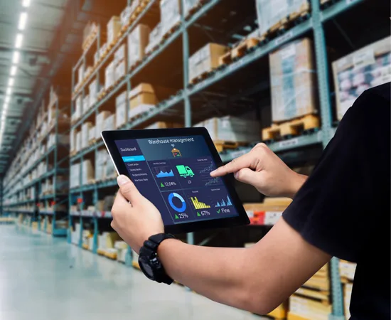 Profissional de logística realizando gestão de armazenagem com tablet