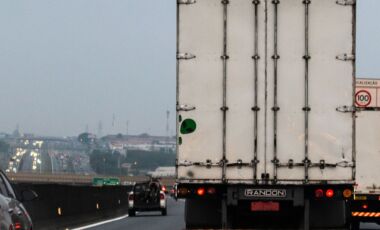 Caminhão de carga em rodovia - Moldtec Log